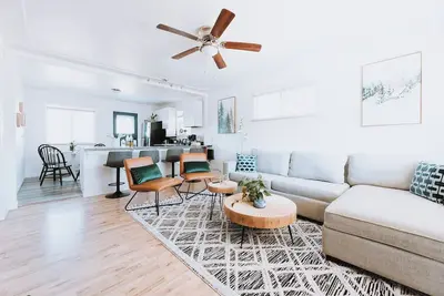 Image de Cozy 3-Bedroom ~Firepit! ~ Near Red Rocks and Downtown