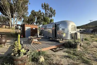Image de Vintage Airstream Trailer in the Hills of San Marcos!
