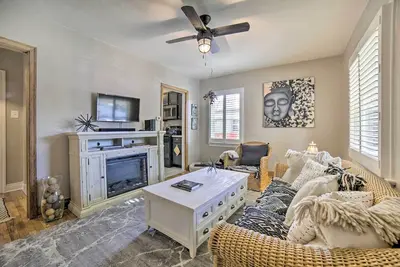 Image de Walk to Midtown: Reno Retreat w/ Furnished Deck!
