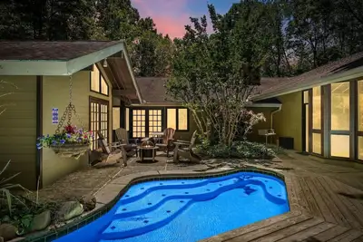 Image de Bourbon Hollow Lodge: Free Smores Pckg, Hot Tub, Seasonally Heated Pool, Amazing Game Room, Swing Set, Basketball, 5 Mins to Downtown!
