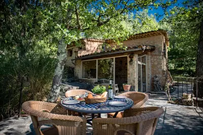 Image de Gîte provençal avec piscine partagée