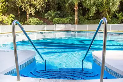 Image de Penthouse luxueux à Marbella avec piscine, WiFi, animaux admis, climatisation