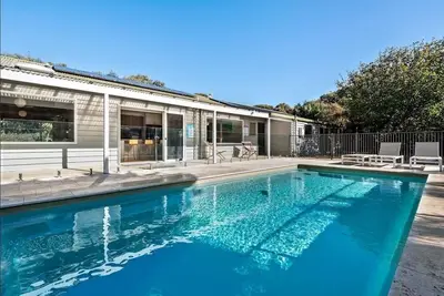 Image de Archies, Rye - 1 Night Free! * - Beautiful coastal gardens, pool, half basketball court, trampoline and gazebo