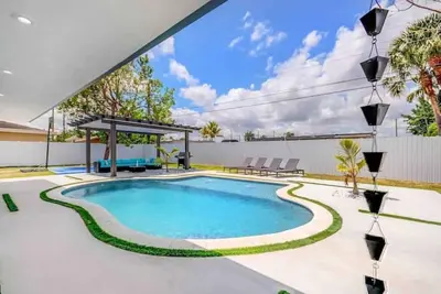 Blue Lagoon/heated pool/pool table & basketball court