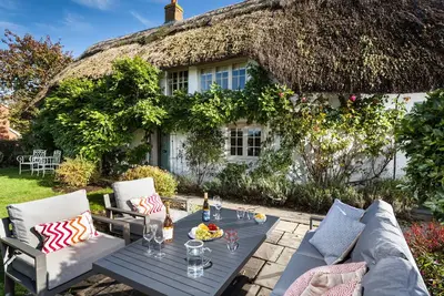 Image de Wisteria Cottage is a late 18th century thatched cottage set in a small hamlet on the edge of a pict
