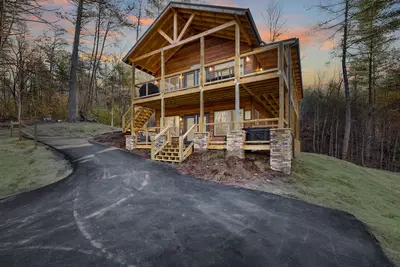 Image de Brand New 3 Br w/ Hot Tub, WiFi, Pool Table and Secluded--Free Dollywood Tickets