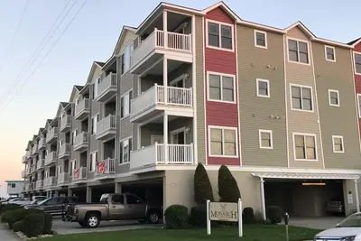 Image de 2 bedroom, 2 bath condo -1 block from the beach!