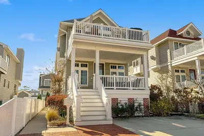 Image de Lovely 4 bedroom, 3. 5 bath beauty in picturesque Stone Harbor! ! Only two  blocks to beach and a very short walk to town!