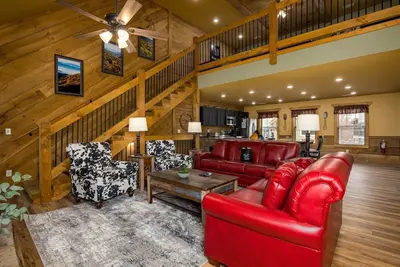 Image de 4br, indoor pool, game room, modern.