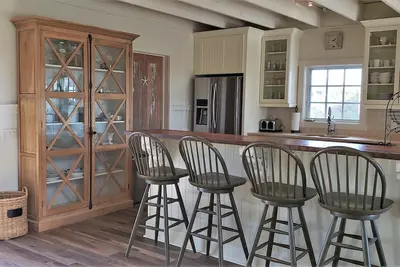Image de Salty Dog exudes relaxed beach vibes and delights with awesome ocean vistas.