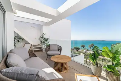 Image de Appartement \"Beach Front, Luxury Penthouse\" avec piscine partagée et Wi-Fi
