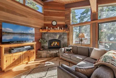 Image de Game Room, Hot Tub, 3 Decks, Steps from Trails