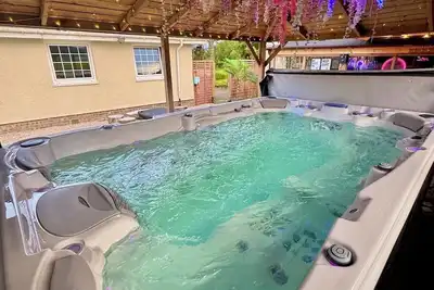 Image de Finn Village Mountain View Cottage Garden & Xxl Hot Tub