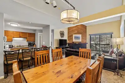 Image de Location, Amenities and Value! Near Ski Area Split Level Condo, Access to Pool,