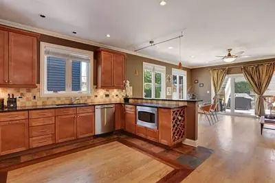 Image de Wicker Park Haven. 3-Levels. 12Beds. 10min walk to Train. Rooftop+Spa Bath+Garage