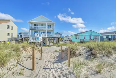 Image de Big Wave: Sunny, Oceanfront Home with Awe-Inspiring Views