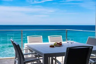 Image de Paradise Penthouse; Beach Front Style and Luxury.