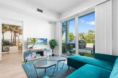 Image de Stylish & Cozy ~ 15mins to Downtown & Beach ~ Pool