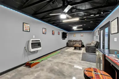 Image de Home in Royal Oak w/ pool & sauna & dream garage