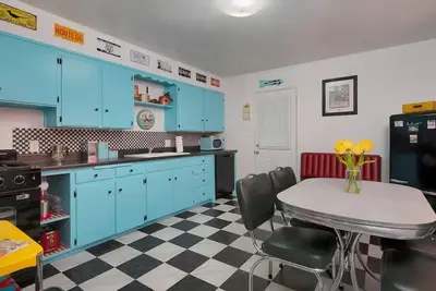 Image de Rt 66 mid-Century home with hip-retro vibes.