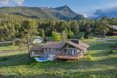 Image de King & Q beds, views, hot tub, deck, grill