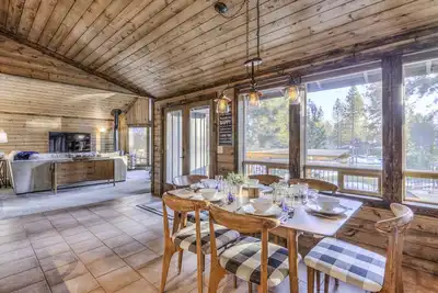 Image de This luxurious home is located directly on the Deschutes River perfect for ou