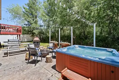 Image de Three Lakes Spa - Hot Tub - Peaceful - Firepit - Sauna