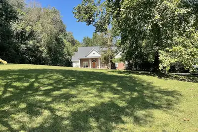 Image de 1 extra large bedroom in the woods with pool table and hot tub.