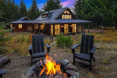 Image de Luxury custom-built private mountain getaway with trail access
