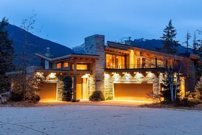 Image de Dreamy Whistler Chalet with Hot Tub and Gorgeous Mountain Views