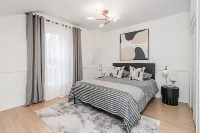 Image de Modernized 4 bedroom historic home with parking
