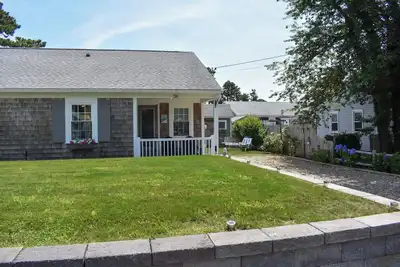 Image de Charming duplex unit only. 3 miles to the beach