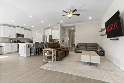Image de Spacious 3-Bedroom Family Home - 10 mins to Beach!