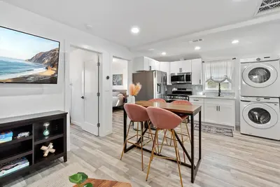 Image de Lovely 2 Bedroom only 7 miles away from Disneyland!
