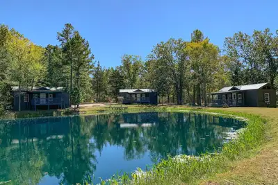 Image de Fletcher's Village Group Cabin rental near Meramec River.
