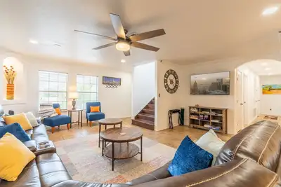 Image de Central Home w/ Hot Tub, Pets Ok, Loft & Garage