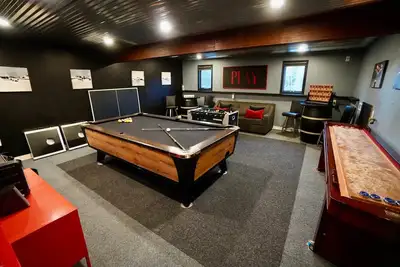 Image de Big Blue Lake House Complete with Game Room & Hot Tub