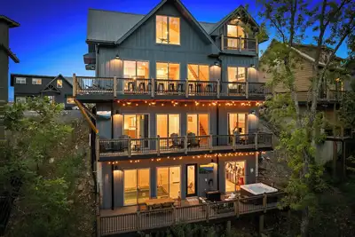 Image de New Luxury Cabin, Lake and Mountain Views/ Easy Access to Pigeon Forge!