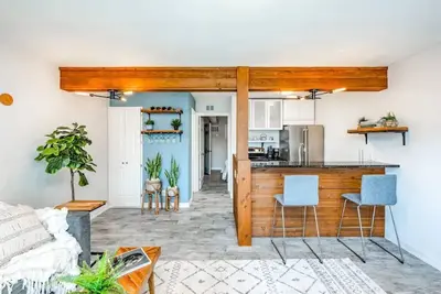 Image de {Atx Boho Chic Condo} W 6th St, Pool, Walk or Ride to Downtown, Zilker, and Acl