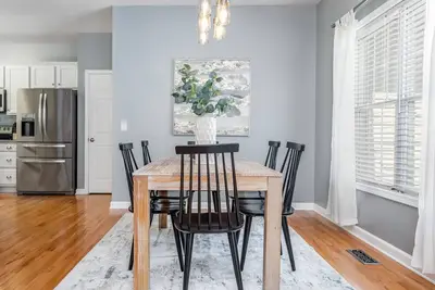 Image de Modern home, 4 bed/2 bath, Grill, Dog friendly!
