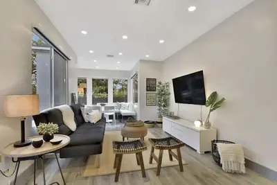 Image de 8 ppl\/Close to Wynwood\/Gated home