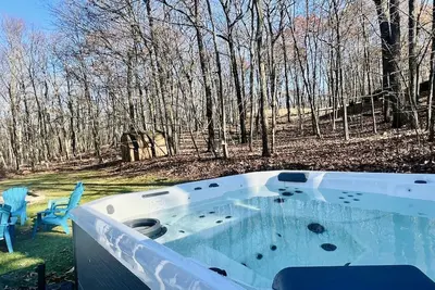 5 Bdr Poconos Villa ~ Large Hot Tub ~ Game Room ~ Privacy