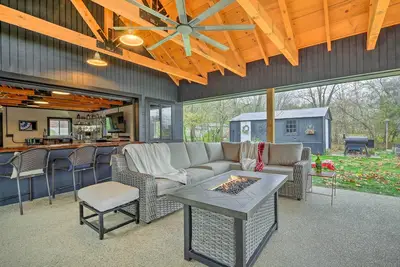 Image de Riverfront Zanesville Getaway w/ Private Bar!