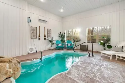 Image de Fox and Fawn Luxury Cabin Indoor Pool / Theater!