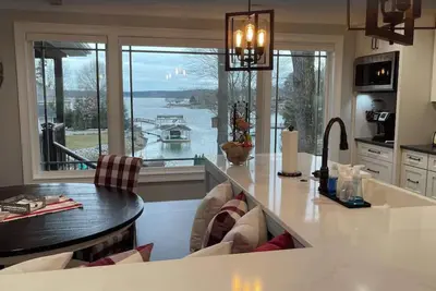 Image de Lakefront home with private beach & gourmet kitchen