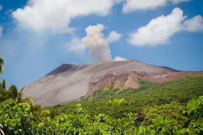 Image de Bungalow built using local and modern materials — 20 min drive to Yasur Volcano!