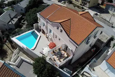 Image de Appartement de vacances avec jardin et piscine