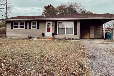 Image de Cozy cottage with fire pit in safe area with easy access to Kansas City!