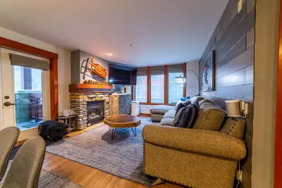 Image de Luxurious Remodeled Village Oasis