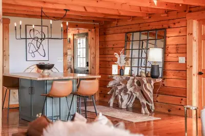 Image de New! Close to Wintergreen, Breweries, Vineyards & Cville at Lake View Cabin!